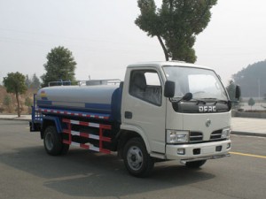 107马力 4×2 绿化喷洒车(CLW5040GPS3)
